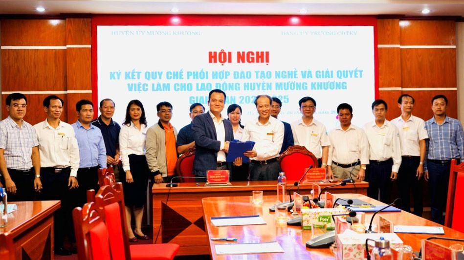 Trường Cao đẳng Than - Khoáng sản Việt Nam ký kết quy chế phối hợp đào tạo nghề và giải quyết việc làm cho lao động huyện Mường Khương, tỉnh Lào Cai giai đoạn 2022 - 2025. (Ảnh: CTV) Trường Cao đẳng Than - Khoáng sản Việt Nam ký kết quy chế phối hợp đào tạo nghề và giải quyết việc làm cho lao động huyện Mường Khương, tỉnh Lào Cai giai đoạn 2022 - 2025. (Ảnh: CTV)
