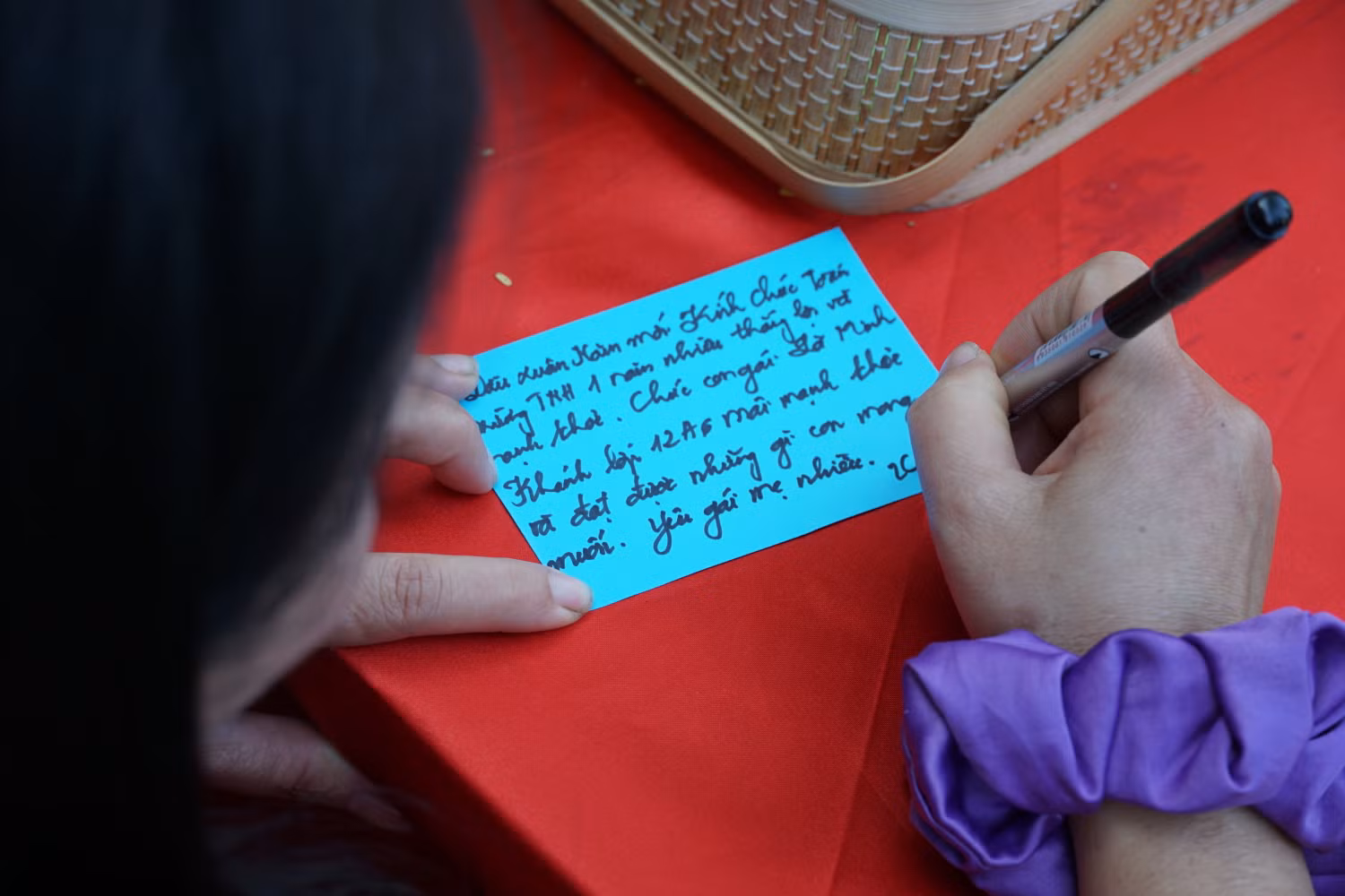 Phụ huynh gửi điều ước nguyện tại "cây gia đình". (Ảnh: Phạm Linh) Phụ huynh gửi điều ước nguyện tại "cây gia đình". (Ảnh: Phạm Linh)