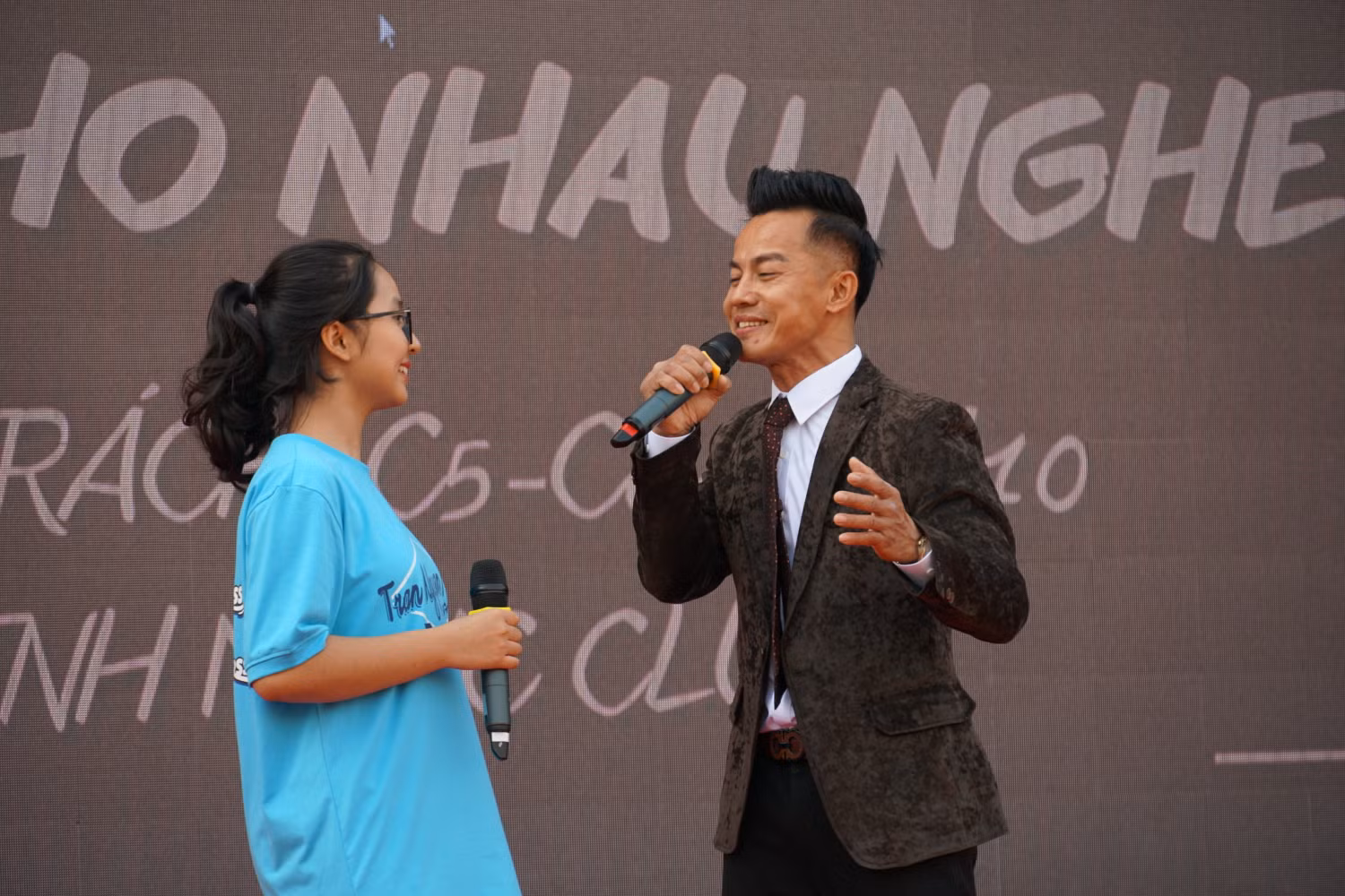Phần thi "Karaoke Hát cho nhau nghe" nhận được sự hưởng ứng nhiệt tình của phụ huynh và học sinh nhà trường. (Ảnh: Phạm Linh) Phần thi "Karaoke Hát cho nhau nghe" nhận được sự hưởng ứng nhiệt tình của phụ huynh và học sinh nhà trường. (Ảnh: Phạm Linh)