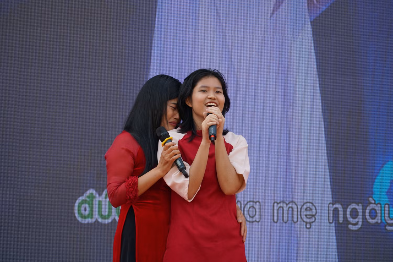 Phụ huynh xúc động khi lần đầu cùng con hát trên sân khấu. (Ảnh: Phạm Linh) Phụ huynh xúc động khi lần đầu cùng con hát trên sân khấu. (Ảnh: Phạm Linh)