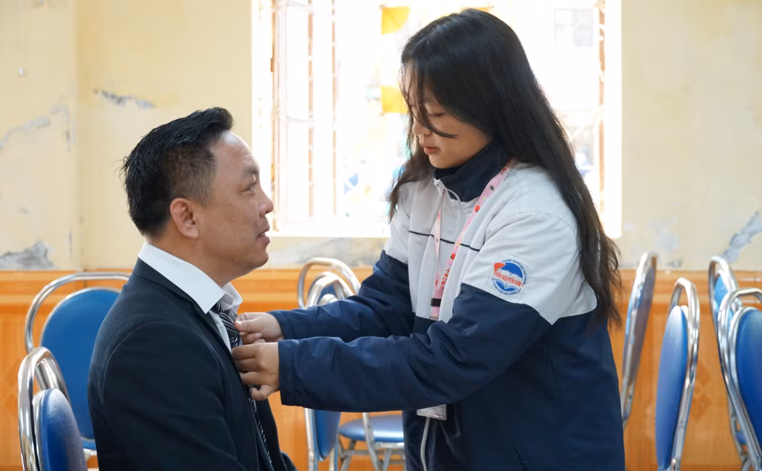 Ấm áp hình ảnh con gái thắt cà vạt cho bố. (Ảnh: Phạm Linh) Ấm áp hình ảnh con gái thắt cà vạt cho bố. (Ảnh: Phạm Linh)