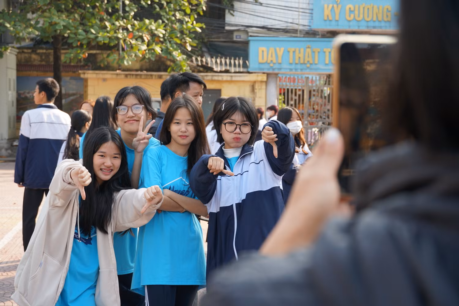 Phụ huynh và học sinh Trường Trung học phổ thông Trần Nguyên Hãn đã có những phút giây gần gũi, ấm áp trong ngày chủ nhật cuối cùng của năm Nhâm Dần. (Ảnh: Phạm Linh) Phụ huynh và học sinh Trường Trung học phổ thông Trần Nguyên Hãn đã có những phút giây gần gũi, ấm áp trong ngày chủ nhật cuối cùng của năm Nhâm Dần. (Ảnh: Phạm Linh)