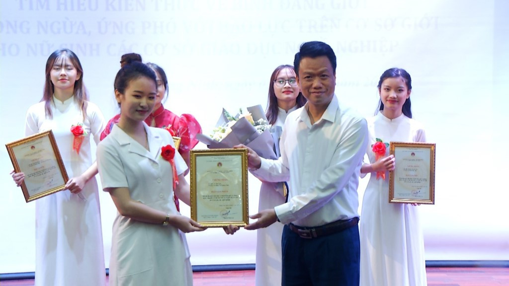 Ông Vũ Quang Trực- Phó Giám đốc Sở Lao động- Thương binh và Xã hội, Trưởng ban tổ chức trao giải Nhất cho thí sinh Vũ Thị Loan đến từ Trường Cao đẳng Y tế Quảng Ninh. (Ảnh: CTV) Ông Vũ Quang Trực- Phó Giám đốc Sở Lao động- Thương binh và Xã hội, Trưởng ban tổ chức trao giải Nhất cho thí sinh Vũ Thị Loan đến từ Trường Cao đẳng Y tế Quảng Ninh. (Ảnh: CTV)