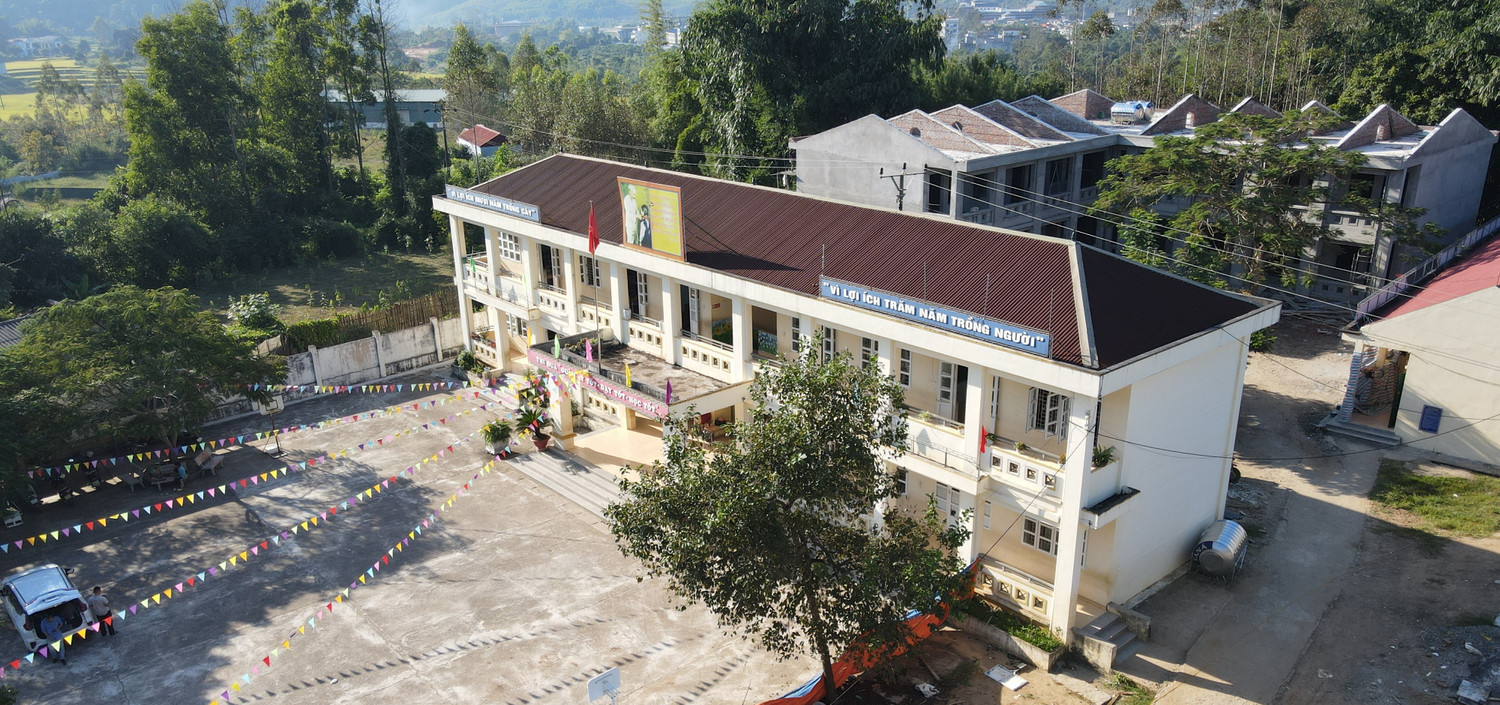 Cô Lài Thị Việt - Phó Hiệu trưởng Trường Tiểu học Hoành Mô (huyện Bình Liêu, Quảng Ninh) cho biết, nhà trường hiện có 1 điểm trường chính và 5 điểm lẻ. Được sự quan tâm đầu tư của tỉnh, đến thời điểm hiện tại, cơ sở vật chất các điểm trường đều đảm bảo điều kiện dạy và học cho giáo viên, học sinh. (Ảnh: Phạm Linh)