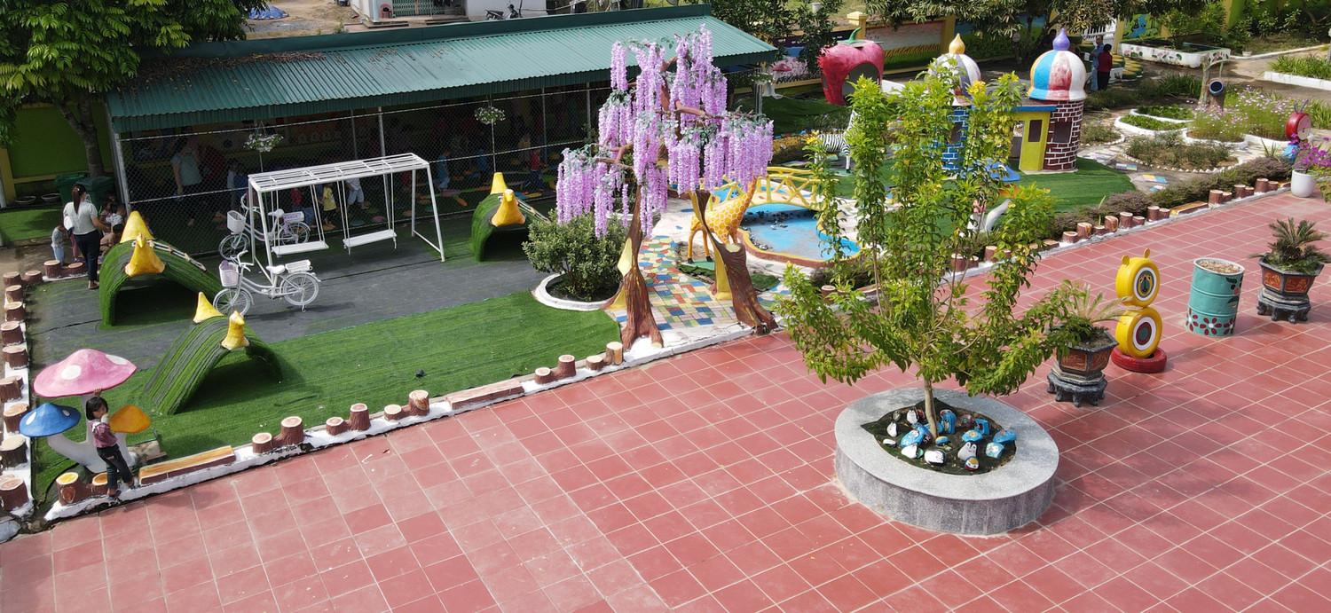 Cô Trần Thị Thuận – Hiệu trưởng Trường Mầm non Thanh Sơn chia sẻ: “Đa số trẻ ở khu vực xã Thanh Sơn là người dân tộc thiểu số, phụ huynh ở đây có quan điểm, phải đến khi trẻ 5 tuổi mới cần ra lớp. Việc nhà trường được đầu tư cơ sở vật chất không chỉ tạo điều kiện học tập, sinh hoạt tốt nhất cho trẻ đã giúp tạo sự tin tưởng cho phụ huynh, góp phần khiến công tác vận động trẻ ra lớp thuận lợi hơn”. (Ảnh: Phạm Linh)