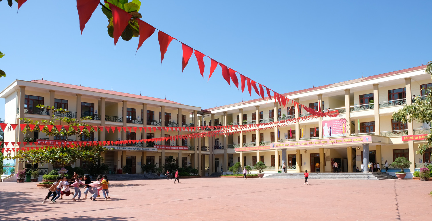 Trường Tiểu học Đông Hải (huyện Tiên Yên, Quảng Ninh) được đầu tư xây dựng 13 phòng học mới để thực hiện việc dồn ghép điểm trường. (Ảnh: Phạm Linh)