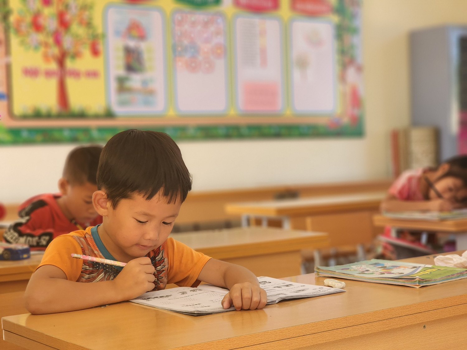 Giờ học của học sinh người dân tộc thiểu số tại điểm trường Khe Pụt. (Ảnh: Phạm Linh)