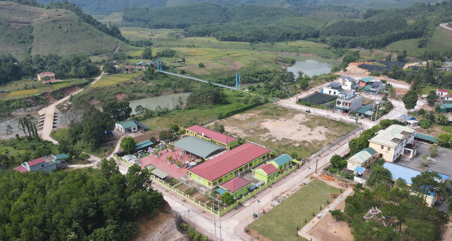 Trường Mầm non Thanh Sơn (huyện Ba Chẽ, Quảng Ninh) hiện có khoảng 150 trẻ được chia thành 8 nhóm lớp. Sau khi được xây mới vào năm 2012, hằng năm nhà trường đều được quan tâm đầu tư các hạng mục sửa chữa, cải tạo cảnh quan khuôn viên trường. (Ảnh: Phạm Linh)