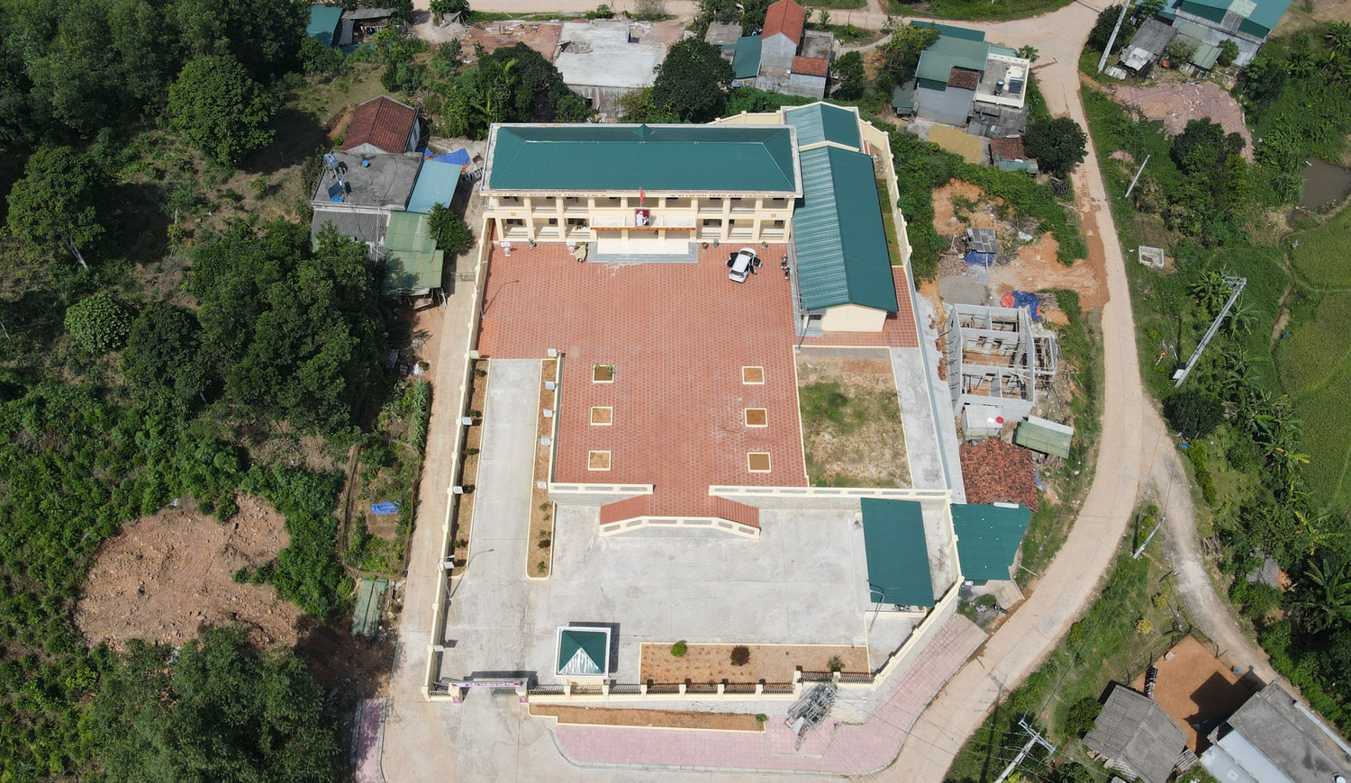 Tại Trường Phổ thông dân tộc bán trú Tiểu học – Trung học cơ sở Thanh Sơn (huyện Ba Chẽ, Quảng Ninh), bắt đầu từ năm 2019, nhà trường được đầu tư xây dựng 3 dãy nhà gồm phòng học, phòng học chức năng và khu bán trú tại điểm trường chính. (Ảnh: Phạm Linh)