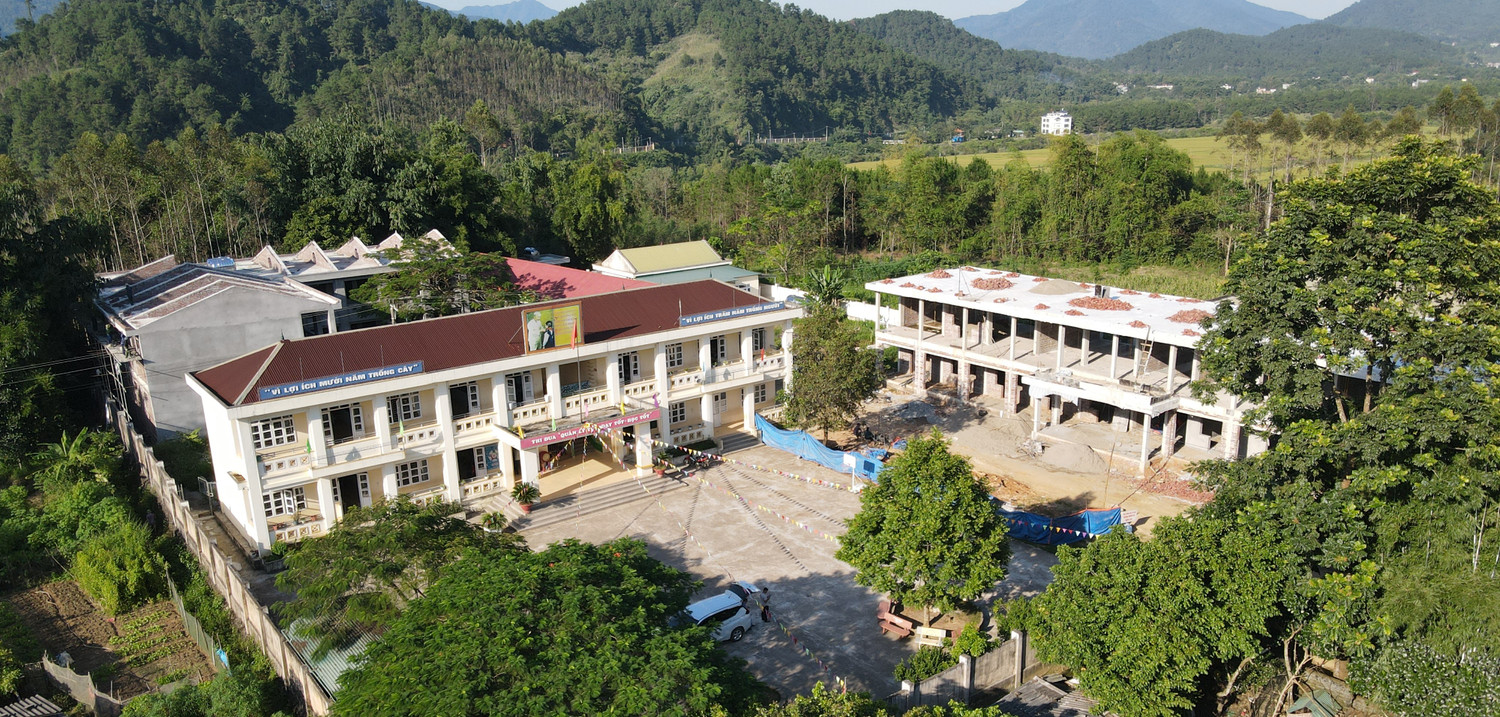 Năm học 2021 - 2022, nhà trường được đầu tư xây mới 3 dãy nhà. Trong đó, điểm chính được xây 1 dãy phòng học còn điểm trường Đồng Cậm được xây 9 phòng chức năng, 8 phòng học và dãy nhà (9 phòng) cho học sinh học bán trú tuần. (Ảnh: Phạm Linh)