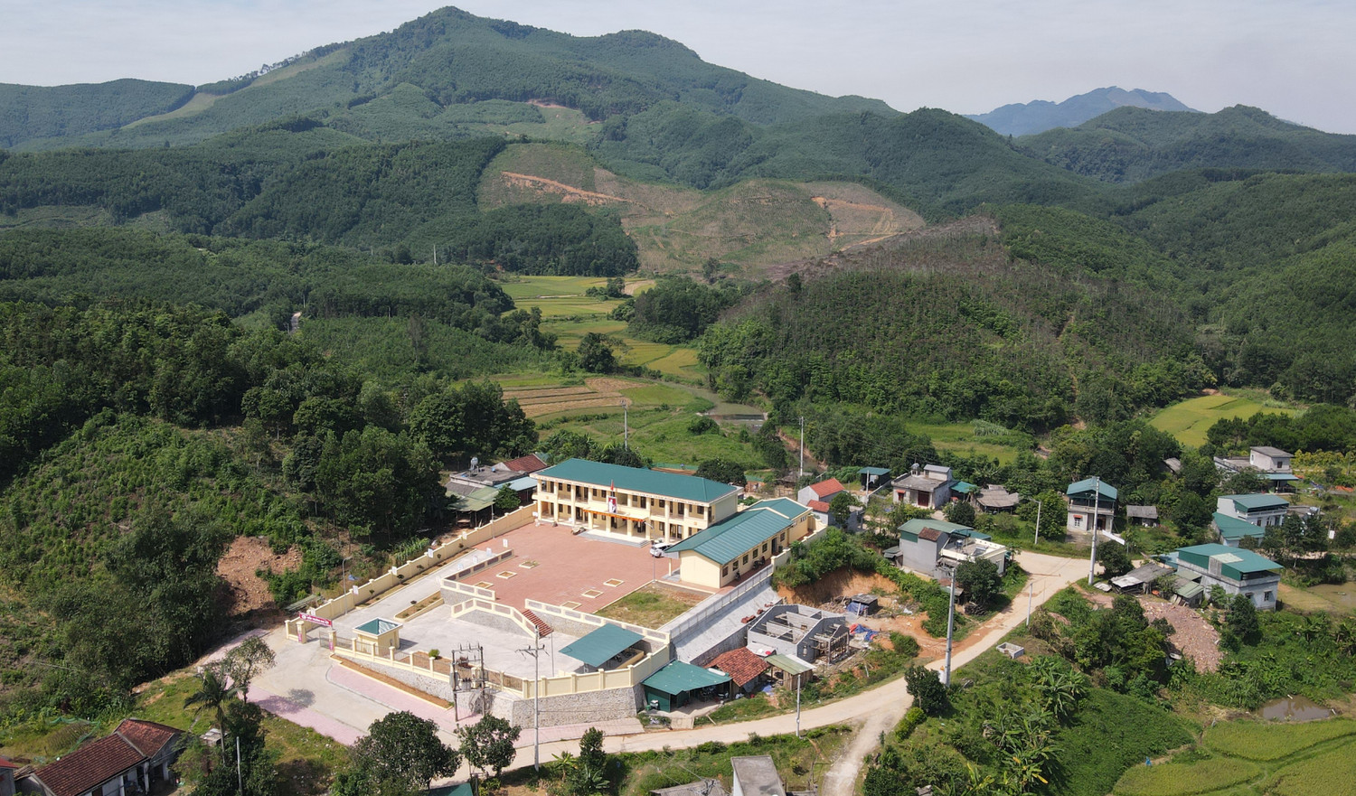 Điểm trường Khe Pụt của Trường Phổ thông dân tộc bán trú Tiểu học - Trung học cơ sở Thanh Sơn (huyện Ba Chẽ, Quảng Ninh), một trong những điểm trường được xây mới hoàn toàn. (Ảnh: Phạm Linh)