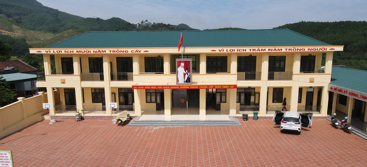 Đến năm 2021, trường tiếp tục được đầu tư xây mới điểm trường Khe Pụt, đây là một trong những điểm trường khang trang và có cơ sở vật chất tốt nhất trong các điểm trường ở huyện Ba Chẽ. (Ảnh: Phạm Linh)