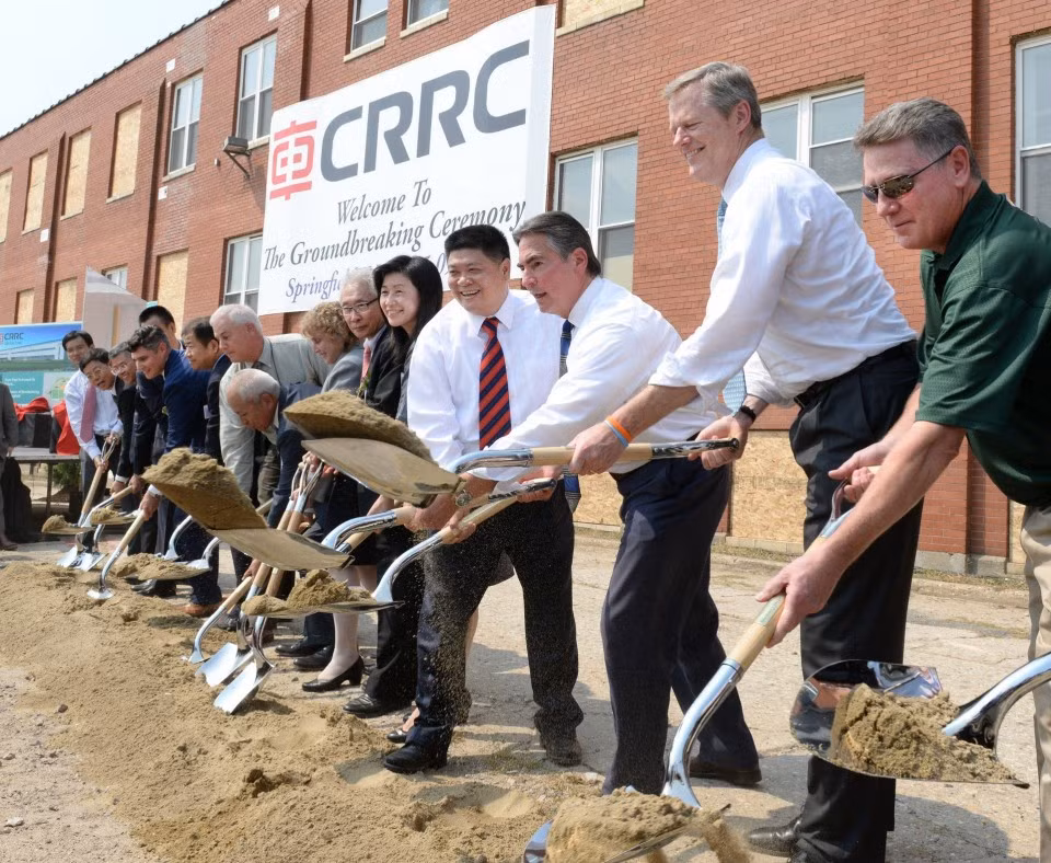 Tập đoàn CRRC Trung Quốc khởi công xây dựng nhà máy tại Springfield, Massachusetts, ảnh: masslive.com. Tập đoàn CRRC Trung Quốc khởi công xây dựng nhà máy tại Springfield, Massachusetts, ảnh: masslive.com.