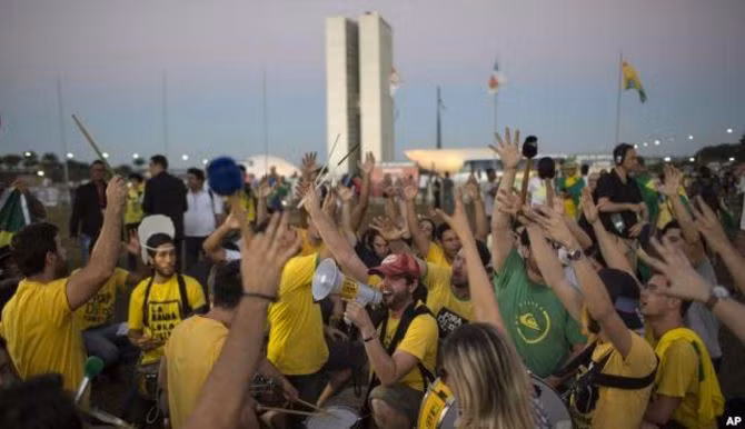 Người biểu tình Brazil chống Tổng thống Rousseff và chính phủ của bà. Ảnh: AP. Người biểu tình Brazil chống Tổng thống Rousseff và chính phủ của bà. Ảnh: AP.