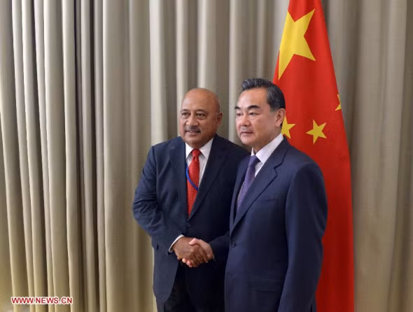 Ngoại trưởng Fiji Ratu Inoke Kubuabola và người đồng nhiệm Vương Nghị ở Bắc Kinh. Ảnh: Tân Hoa Xã