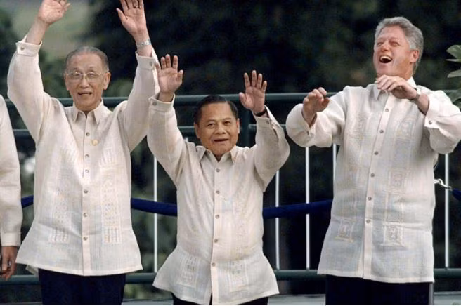 Cố Thủ tướng Thái Lan Banharn Silpa-archa tham dự Hội nghị Thượng đỉnh APEC tại Phillipines năm 1996. Ảnh: yahoo.com. Cố Thủ tướng Thái Lan Banharn Silpa-archa tham dự Hội nghị Thượng đỉnh APEC tại Phillipines năm 1996. Ảnh: yahoo.com.