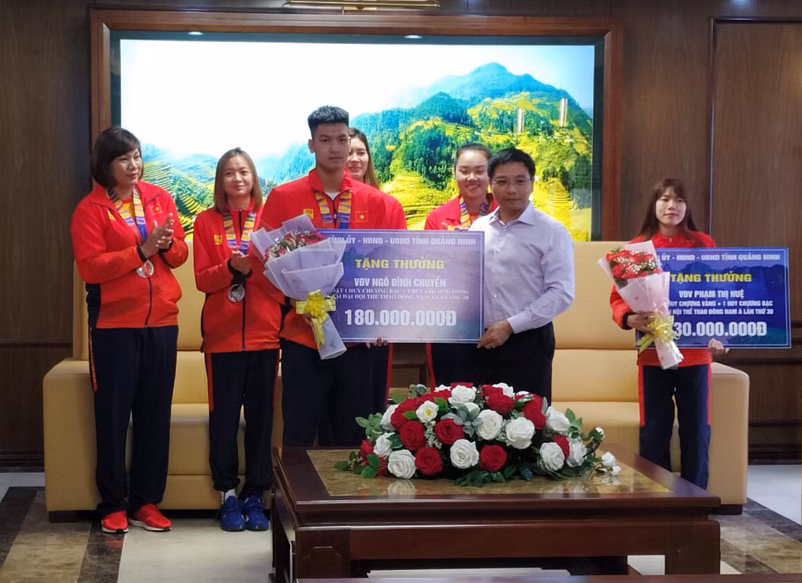 Ông Nguyễn Văn Thắng, Chủ tịch Ủy ban nhân dân tỉnh Quảng Ninh trao thưởng cho các vận động viên, huấn luyện viên đạt thành tích cao tại SEA Games 30 (Ảnh: CTV)