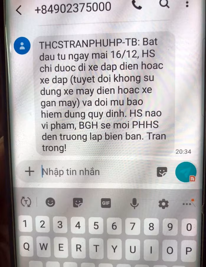 Trường Trung học cơ sở Trần Phú gửi thông báo cấm học sinh đi xe máy điện tới các phụ huynh (Ảnh: Lã Tiến) Trường Trung học cơ sở Trần Phú gửi thông báo cấm học sinh đi xe máy điện tới các phụ huynh (Ảnh: Lã Tiến)