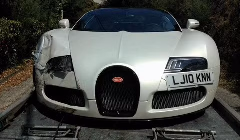 Bugatti Veyron Grand Sport Sang Blanc bị "nát đầu" sau tai nạn. Bugatti Veyron Grand Sport Sang Blanc bị "nát đầu" sau tai nạn.