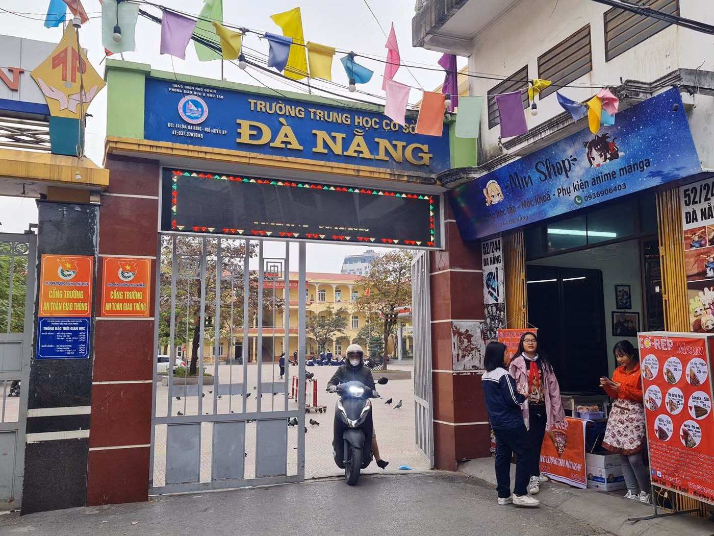 Hai học sinh Trường Trung học cơ sở Đà Nẵng hút thuốc lá điện tử trong trường đã bị xử lý kỷ luật bằng hình thức đình chỉ học tập (Ảnh: Lã Tiến)