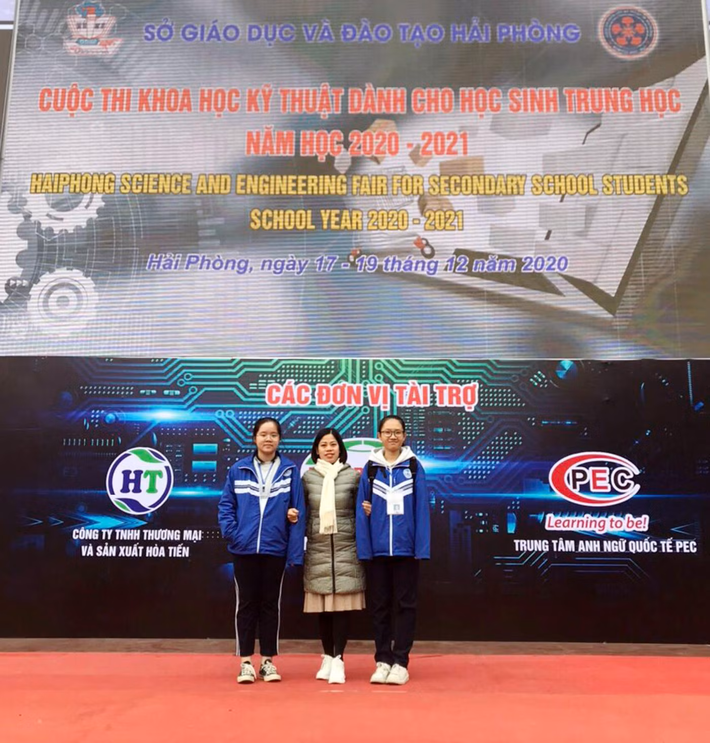 Em Hà Ngọc Nhi, Lê Nguyễn Quỳnh Chi cùng cô giáo Nguyễn Thị Thu Thúy (ảnh: NVCC) Em Hà Ngọc Nhi, Lê Nguyễn Quỳnh Chi cùng cô giáo Nguyễn Thị Thu Thúy (ảnh: NVCC)