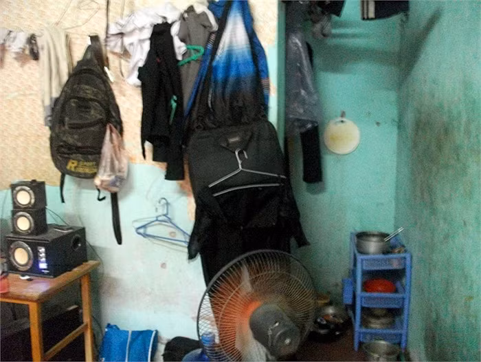 Sinh viên đành phải lấy quạt để hong khô quần áo. <<Đắng lòng nhà trọ ổ chuột sinh viên <<NHỮNG NỮ SINH DIỆN DÁO DÀI ĐẸP HƠN CẢ HOA HẬU MAI PHƯƠNG THÚY(P29) <<HOTGIRL HỌC V IỆN BÁO CHÍ ĐẸP RẠNG NGỜI TRONG SẮC THU <<NỮ SINH ĐH PHƯƠNG ĐÔNG THƯỚT THA ÁO DÀI <<NGẨN NGƠ TRƯỚC STYLE DỄ THƯƠNG CỦA HƯƠNG ZINNIE