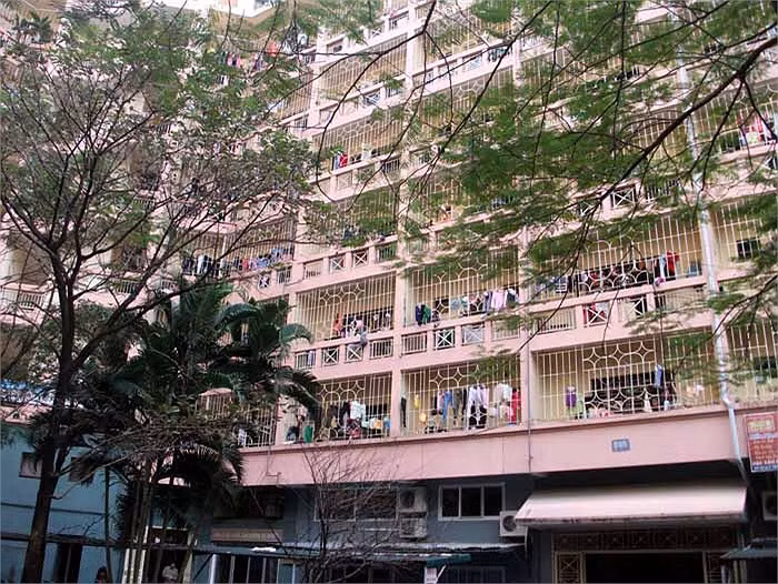 Trời vừa tạnh ráo, các bạn sinh viên không ngần ngại mang quần áo ra phơi, chăng kín trước mỗi căn phòng. <<Đắng lòng nhà trọ ổ chuột sinh viên <<NHỮNG NỮ SINH DIỆN DÁO DÀI ĐẸP HƠN CẢ HOA HẬU MAI PHƯƠNG THÚY(P29) <<HOTGIRL HỌC V IỆN BÁO CHÍ ĐẸP RẠNG NGỜI TRONG SẮC THU <<NỮ SINH ĐH PHƯƠNG ĐÔNG THƯỚT THA ÁO DÀI <<NGẨN NGƠ TRƯỚC STYLE DỄ THƯƠNG CỦA HƯƠNG ZINNIE