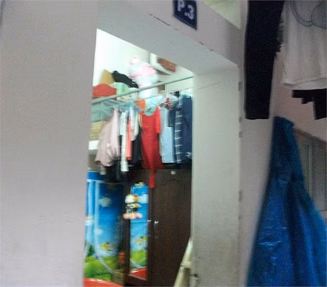 Một số bạn nữ không yên tâm để quần áo bên ngoài đành phải gác thanh chắn để phơi quần áo trong nhà nhưng càng khiến cho căn phòng nhỏ đầy mùi ẩm mốc. <<Đắng lòng nhà trọ ổ chuột sinh viên <<NHỮNG NỮ SINH DIỆN DÁO DÀI ĐẸP HƠN CẢ HOA HẬU MAI PHƯƠNG THÚY(P29) <<HOTGIRL HỌC V IỆN BÁO CHÍ ĐẸP RẠNG NGỜI TRONG SẮC THU <<NỮ SINH ĐH PHƯƠNG ĐÔNG THƯỚT THA ÁO DÀI <<NGẨN NGƠ TRƯỚC STYLE DỄ THƯƠNG CỦA HƯƠNG ZINNIE