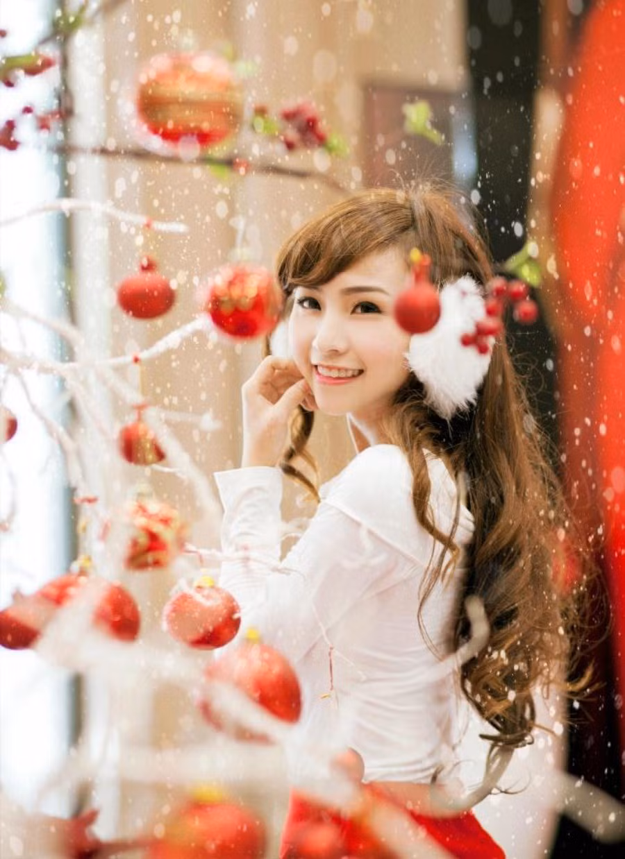 Nana xinh tươi chào đón năm mới. >> NHAN SẮC YÊU KIỀU CỦA CÁC NỮ DOANH NHÂN TƯƠNG LAI >> Hotgirl Thảo My "đốt cháy mùa đông" đón Noel >> HOTGIRL KHẢ NGÂN, BẢO TRÂN KHIẾN SAO HÀN PHẢI GHEN TỊ >> Ngôi sao Missteen Thảo My khiến cộng đồng mạng "nổi sóng" >> MISS CUXI VIỆT HUÊ KHOE DÁNG XINH >> Hotgirl Linh Hàn gợi cảm đón mùa đông về >> Nữ sinh Học viện Hành chính hóa thân thành thôn nữ xinh đẹp >> HOA KHÔI SINH VIÊN YÊU KIỀU BÊN "NGỰA SẮT" >> Vẻ đẹp căng tràn của Hoa khôi Missteen Diễm Trang >>Những mỹ nhân từng học tại trường "nhà giàu" RMIT