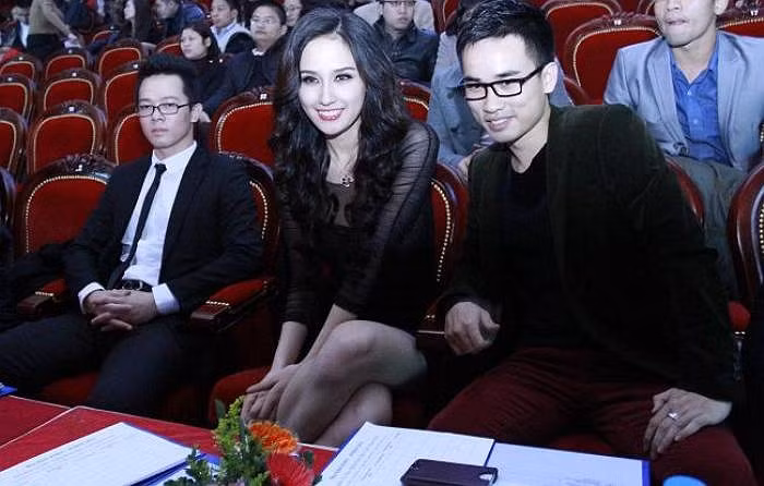 Tối 23/12, trong đêm chung kết cuộc thi Miss ĐH RMIT Việt Nam, Hoa hậu Mai Phương Thúy cũng xuất hiện trong vai trò là thành viên của ban giám khảo >> NHAN SẮC YÊU KIỀU CỦA CÁC NỮ DOANH NHÂN TƯƠNG LAI >> Hotgirl Thảo My "đốt cháy mùa đông" đón Noel >> HOTGIRL KHẢ NGÂN, BẢO TRÂN KHIẾN SAO HÀN PHẢI GHEN TỊ >> Ngôi sao Missteen Thảo My khiến cộng đồng mạng "nổi sóng" >> MISS CUXI VIỆT HUÊ KHOE DÁNG XINH >> Hotgirl Linh Hàn gợi cảm đón mùa đông về >> Nữ sinh Học viện Hành chính hóa thân thành thôn nữ xinh đẹp >> HOA KHÔI SINH VIÊN YÊU KIỀU BÊN "NGỰA SẮT" >> Vẻ đẹp căng tràn của Hoa khôi Missteen Diễm Trang >>Những mỹ nhân từng học tại trường "nhà giàu" RMIT