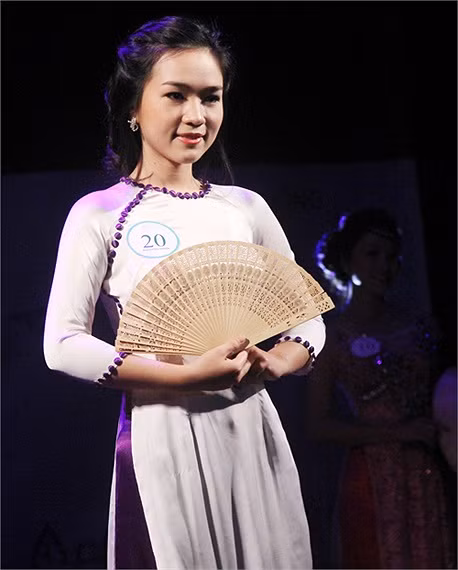 Nhưng cũng không thiếu phần gợi cảm và quyến rũ >> NHAN SẮC YÊU KIỀU CỦA CÁC NỮ DOANH NHÂN TƯƠNG LAI >> Hotgirl Thảo My "đốt cháy mùa đông" đón Noel >> HOTGIRL KHẢ NGÂN, BẢO TRÂN KHIẾN SAO HÀN PHẢI GHEN TỊ >> Ngôi sao Missteen Thảo My khiến cộng đồng mạng "nổi sóng" >> MISS CUXI VIỆT HUÊ KHOE DÁNG XINH >> Hotgirl Linh Hàn gợi cảm đón mùa đông về >> Nữ sinh Học viện Hành chính hóa thân thành thôn nữ xinh đẹp >> HOA KHÔI SINH VIÊN YÊU KIỀU BÊN "NGỰA SẮT" >> Vẻ đẹp căng tràn của Hoa khôi Missteen Diễm Trang >>Những mỹ nhân từng học tại trường "nhà giàu" RMIT