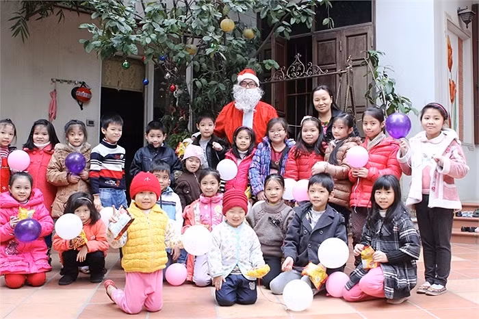 Khi ông già Noel chuẩn bị ra về, các em nhỏ không quên chụp ảnh kỷ niệm. >> NHAN SẮC YÊU KIỀU CỦA CÁC NỮ DOANH NHÂN TƯƠNG LAI >> Hotgirl Thảo My "đốt cháy mùa đông" đón Noel >> HOTGIRL KHẢ NGÂN, BẢO TRÂN KHIẾN SAO HÀN PHẢI GHEN TỊ >> Ngôi sao Missteen Thảo My khiến cộng đồng mạng "nổi sóng" >> MISS CUXI VIỆT HUÊ KHOE DÁNG XINH >> Hotgirl Linh Hàn gợi cảm đón mùa đông về >> Nữ sinh Học viện Hành chính hóa thân thành thôn nữ xinh đẹp >> HOA KHÔI SINH VIÊN YÊU KIỀU BÊN "NGỰA SẮT" >> Vẻ đẹp căng tràn của Hoa khôi Missteen Diễm Trang >>Những mỹ nhân từng học tại trường "nhà giàu" RMIT
