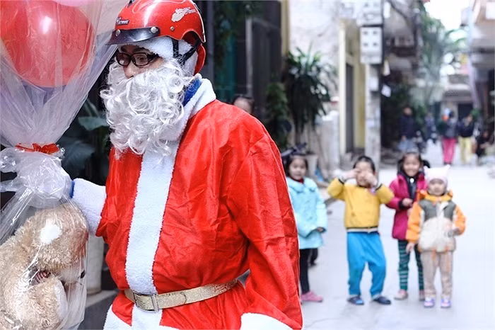 Với trang phục độc đáo, các ông già Noel luôn thu hút các em nhỏ. >> NHAN SẮC YÊU KIỀU CỦA CÁC NỮ DOANH NHÂN TƯƠNG LAI >> Hotgirl Thảo My "đốt cháy mùa đông" đón Noel >> HOTGIRL KHẢ NGÂN, BẢO TRÂN KHIẾN SAO HÀN PHẢI GHEN TỊ >> Ngôi sao Missteen Thảo My khiến cộng đồng mạng "nổi sóng" >> MISS CUXI VIỆT HUÊ KHOE DÁNG XINH >> Hotgirl Linh Hàn gợi cảm đón mùa đông về >> Nữ sinh Học viện Hành chính hóa thân thành thôn nữ xinh đẹp >> HOA KHÔI SINH VIÊN YÊU KIỀU BÊN "NGỰA SẮT" >> Vẻ đẹp căng tràn của Hoa khôi Missteen Diễm Trang >>Những mỹ nhân từng học tại trường "nhà giàu" RMIT