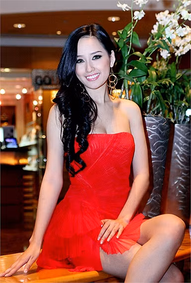 Mai Phương Thúy từng tâm sự: Học chứng chỉ, cao đẳng thì dễ hơn và yêu cầu đầu vào tiếng Anh cũng dễ, chứ đào tạo bậc cử nhân hay Thạc sĩ Quản trị Kinh doanh (MBA) thì khó và yêu cầu đầu vào cao hơn hẳn. >>Miss ĐH Sư phạm Hà Nội diện áo dài cực xinh >> Phát sốt vì 4 nữ giáo viên xinh đẹp >>Hoa khôi ĐH Thương Mại 2012 duyên dáng áo dài >>Những hotgirl xinh đẹp làm "điên đảo" cư dân mạng (P8) >>Midu, Hà Min, Linh Hàn đọ dáng "nóng bỏng" >>Ngắm vẻ đẹp kiêu sa của Á hậu Hoàng Anh >>PHÁT SỐT VÌ NỮ THẠC SĨ ĐẸP NHẤT TRUNG QUỐC AI ĐẸP HƠN HOTGIRL KIM PHƯỢNG? >>Phát sốt vì nữ sinh Trung Quốc đẹp như siêu mẫu