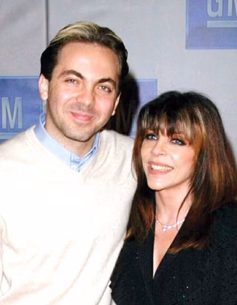 Verónica Castro và Cristian Castro, cậu con trai đầu của bà khi hai mẹ con còn hòa thuận. >Xem: Những phim nước ngoài một thời 'làm mưa làm gió' ở Việt Nam (P1) Verónica Castro và Cristian Castro, cậu con trai đầu của bà khi hai mẹ con còn hòa thuận. >Xem: Những phim nước ngoài một thời 'làm mưa làm gió' ở Việt Nam (P1)
