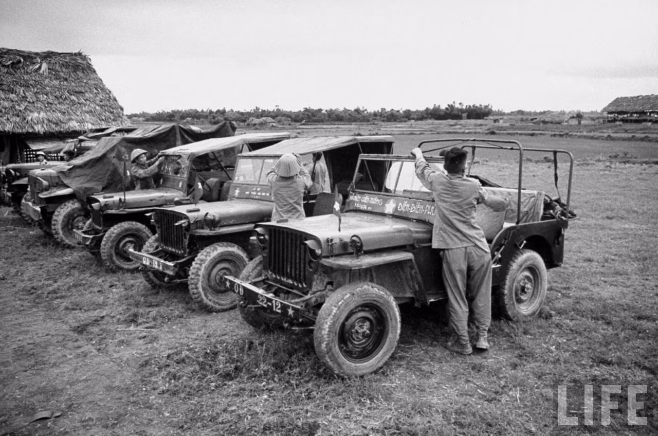Xe jeep của phía Pháp bị quân đội Việt Minh bắt giữ, tháng 7-1954 (nguồn.manhhai). Xe jeep của phía Pháp bị quân đội Việt Minh bắt giữ, tháng 7-1954 (nguồn.manhhai).