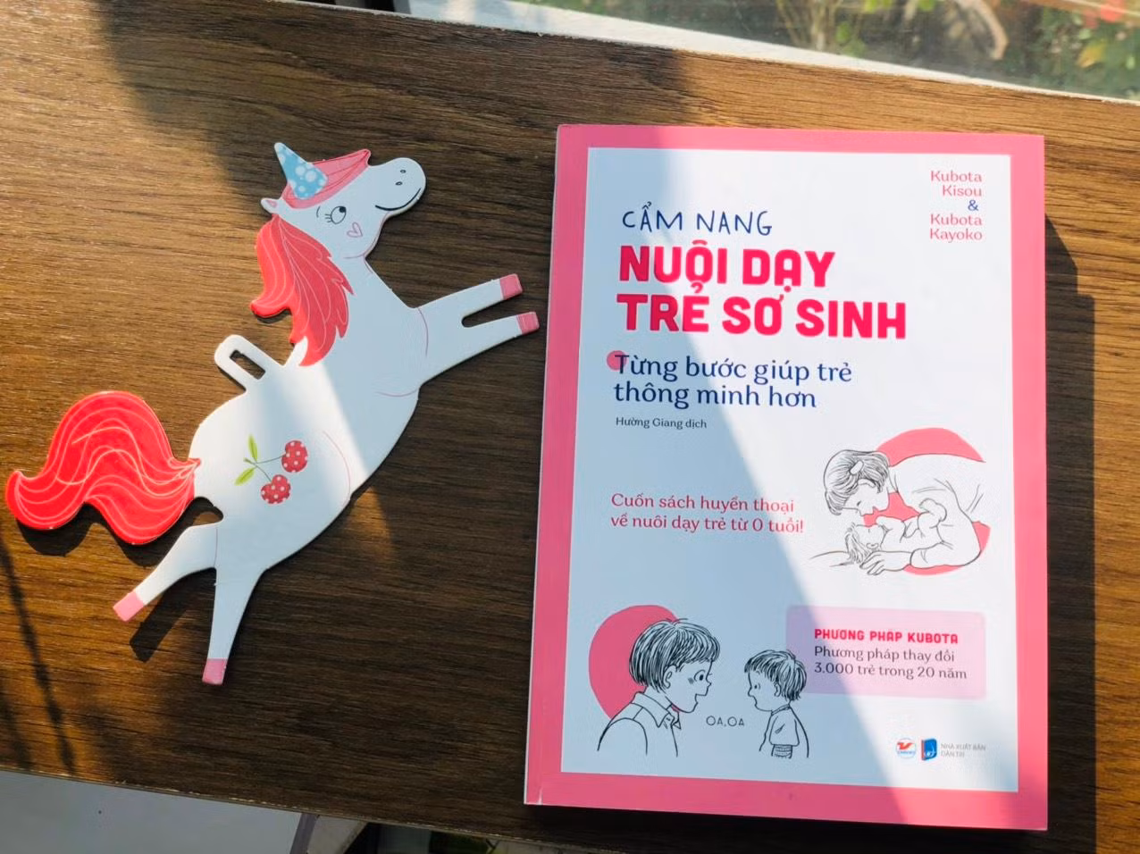 Cẩm nang nuôi dạy trẻ sơ sinh- Từng bước giúp trẻ thông minh hơn” là cuốn sách luôn nằm trong danh sách những cuốn sách nuôi dạy trẻ sơ sinh bán chạy nhất tại Nhật Bản. Cẩm nang nuôi dạy trẻ sơ sinh- Từng bước giúp trẻ thông minh hơn” là cuốn sách luôn nằm trong danh sách những cuốn sách nuôi dạy trẻ sơ sinh bán chạy nhất tại Nhật Bản.
