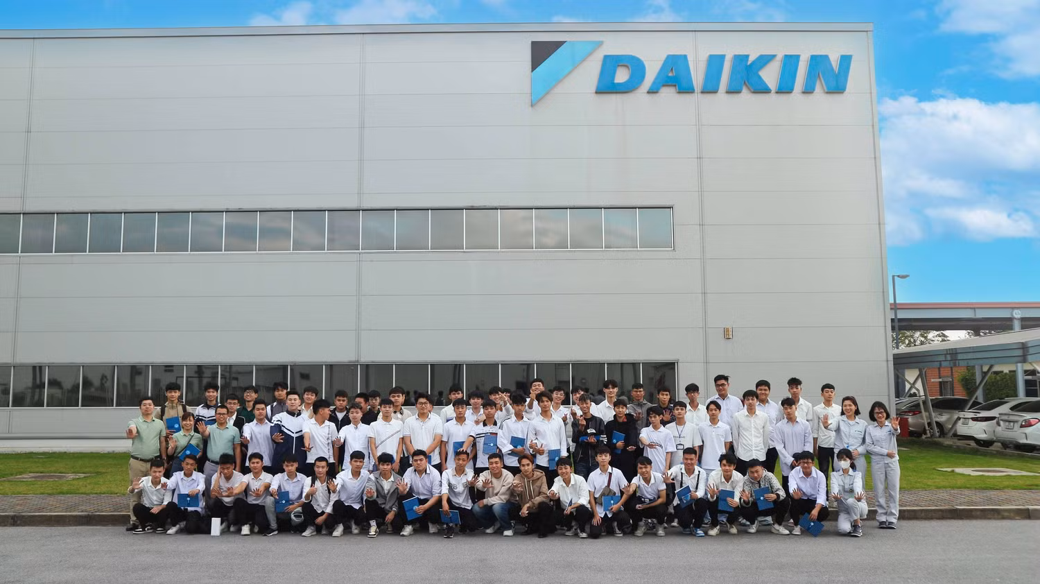 3.Tham quan Daikin.jpg