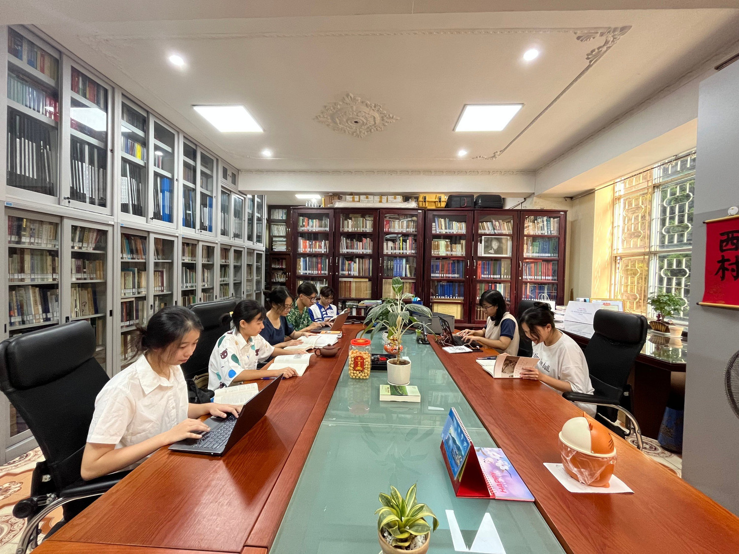 tủ sách .jpg