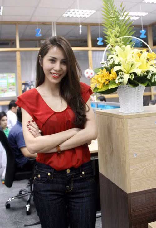 Thủy Tiên khoe làn da trắng mịn màng với áo voan đỏ hiệu Zara đơn giản nhưng thanh lịch.