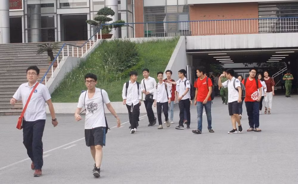 Hướng dẫn tuyển sinh vào lớp 10 trung học phổ thông năm học 2019-2020 của Sở Giáo dục và Đào tạo Hà Nội đã nêu cụ thể công thức tính điểm xét tuyển vào lớp 10 đối với trường công lập, ngoài công lập và tự chủ tài chính. (Ảnh minh họa: Trinh Phúc) Hướng dẫn tuyển sinh vào lớp 10 trung học phổ thông năm học 2019-2020 của Sở Giáo dục và Đào tạo Hà Nội đã nêu cụ thể công thức tính điểm xét tuyển vào lớp 10 đối với trường công lập, ngoài công lập và tự chủ tài chính. (Ảnh minh họa: Trinh Phúc)