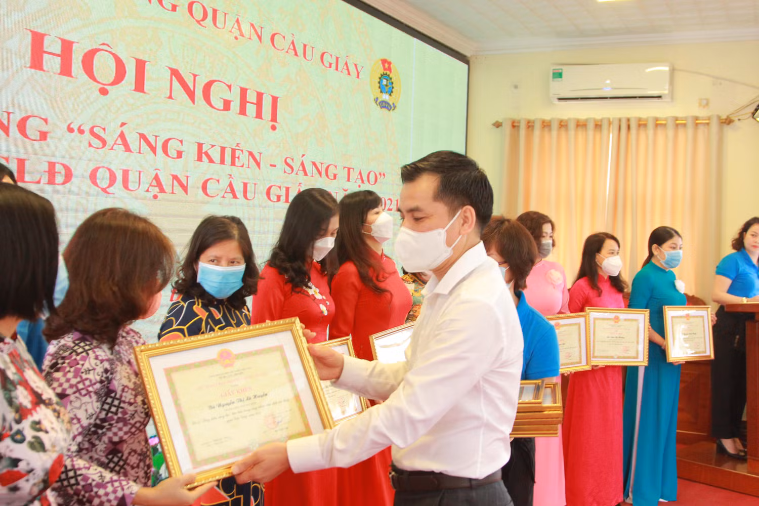 Ông Lê Đình Hùng - Phó Chủ tịch Liên đoàn Lao động Thành phố Hà Nội trao giấy khen cho các cá nhân có sáng kiến, sáng tạo. (Ảnh: Mạnh Đoàn)
