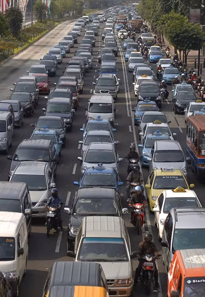 Giao thông ở Jakarta gặp nhiều khó khăn do lượng xe quá đông.