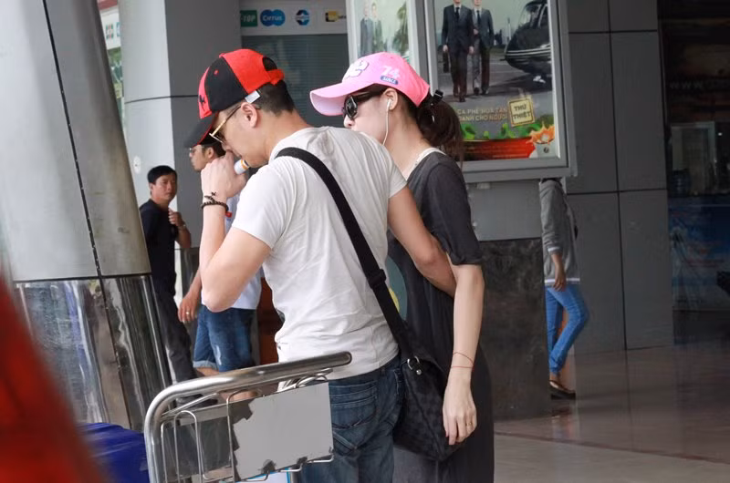 Thừa nhận là yêu nhau nhưng dư luận vẫn cho rằng cặp đôi đang tạo scandal để gây chú ý. Thừa nhận là yêu nhau nhưng dư luận vẫn cho rằng cặp đôi đang tạo scandal để gây chú ý.