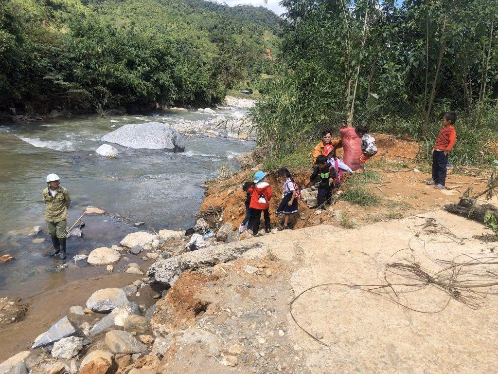 Mưa lũ những ngày qua ở Kon Tum khiến nhiều nhà cửa, cầu cống bị hư hỏng nặng. Ảnh: CTV
