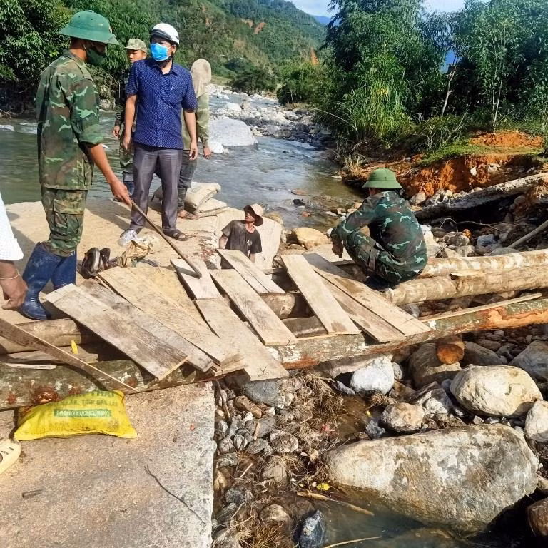 Sau gần một tuần bế học sinh qua suối thì chính quyền xã Mường Hoong đã huy động nhân công, phối hợp với các thầy cô giáo Trường tiểu học Mường Hoong để làm lại cây cầu tạm cho học sinh đi qua.