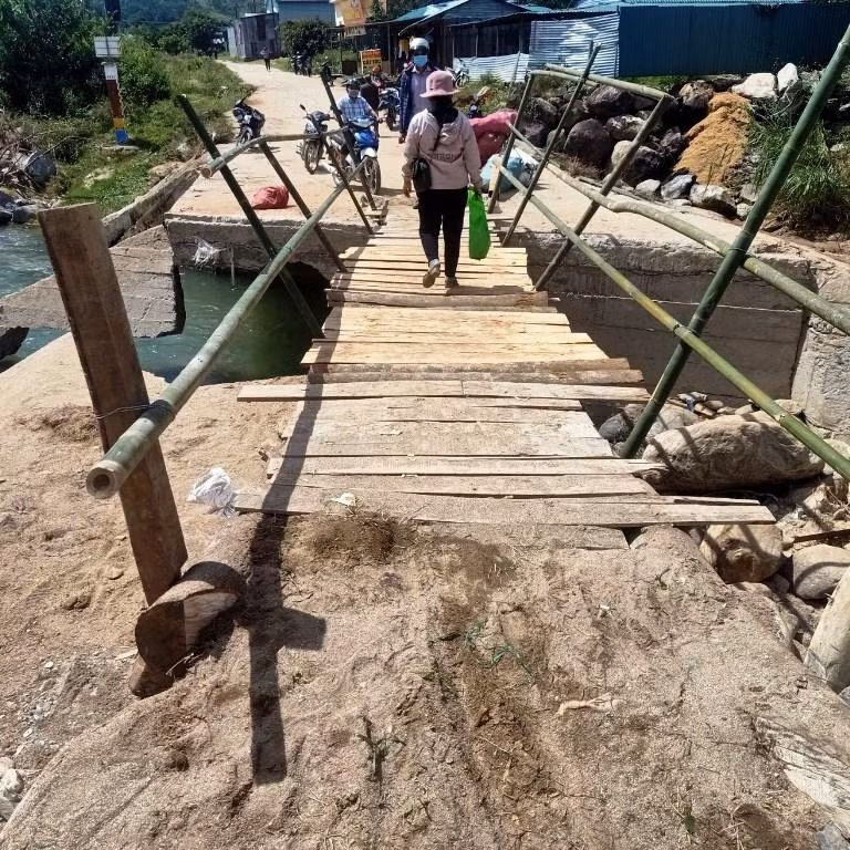 Cây cầu tạm bắc qua suối Đăk Môm cũng giúp cho người dân trong vùng di chuyển an toàn hơn, nhất là trong điều kiện mưa lũ hiện nay.