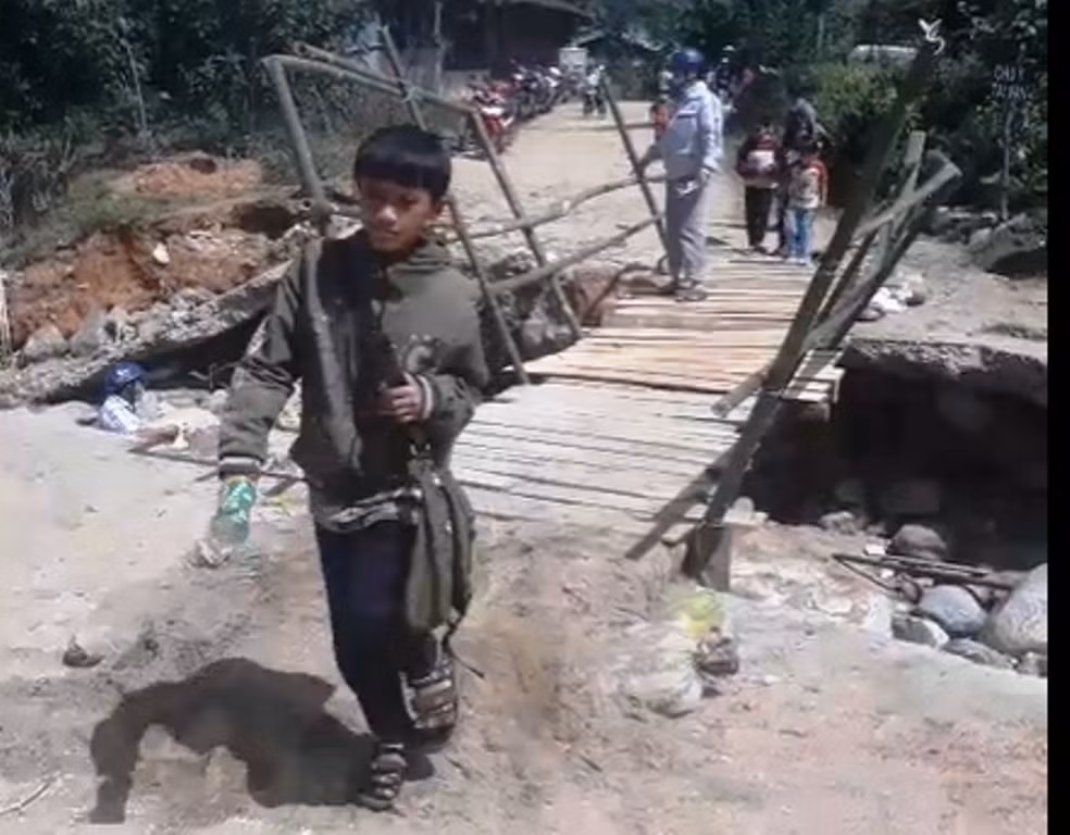 Học sinh Trường tiểu học Mường Hoong tự túc đến trường sau nhiều ngày được các thầy cô bế qua suối.