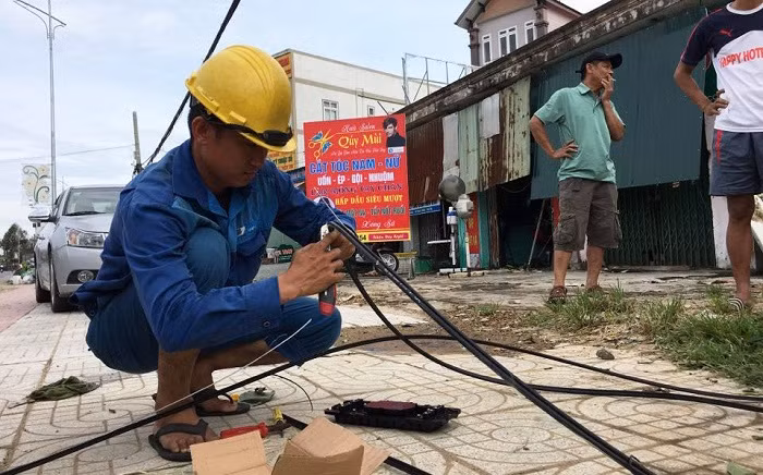 Hạ tầng mạng lưới viễn thông của VNPT bị tàn phá do cơn bão số 10.