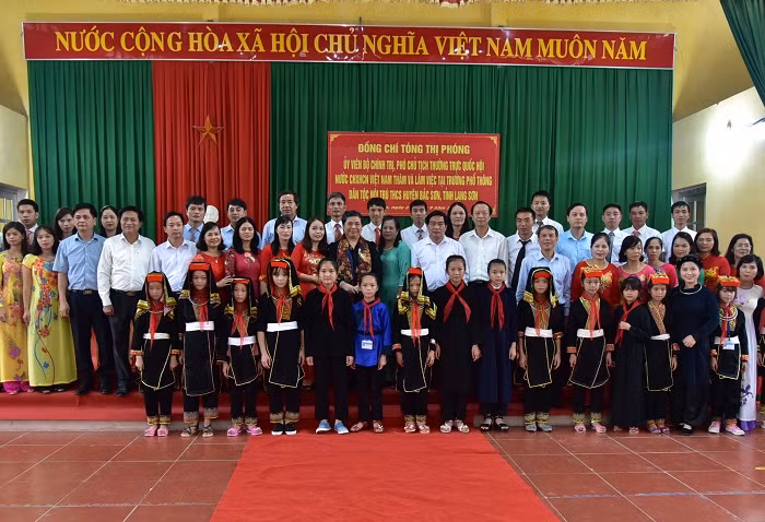 Phó Chủ tịch thường trực Quốc hội Tòng Thị Phóng cùng Đoàn công tác của Quốc hội và lãnh đạo Vietcombank chụp ảnh lưu niệm cùng các thầy cô giáo và các em học sinh trường phổ thông dân tộc nội trú Trung học cơ sở huyện Bắc Sơn.